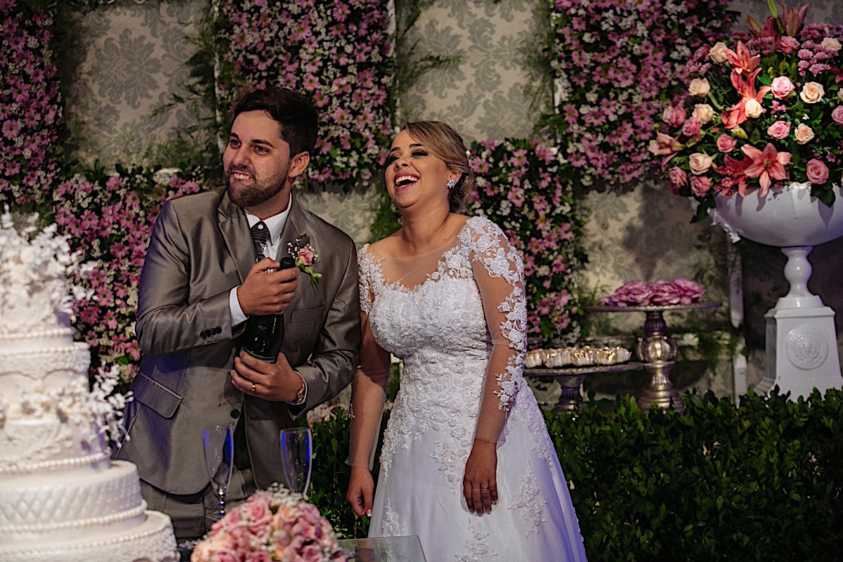 making off da noiva, noiva se arrumando, no quarto com as mães, no quarto com as irmãs , fotos do making of, fotos lindas de casamento noiva entrando no altar, festa de casamento, Samilla e Pipoca