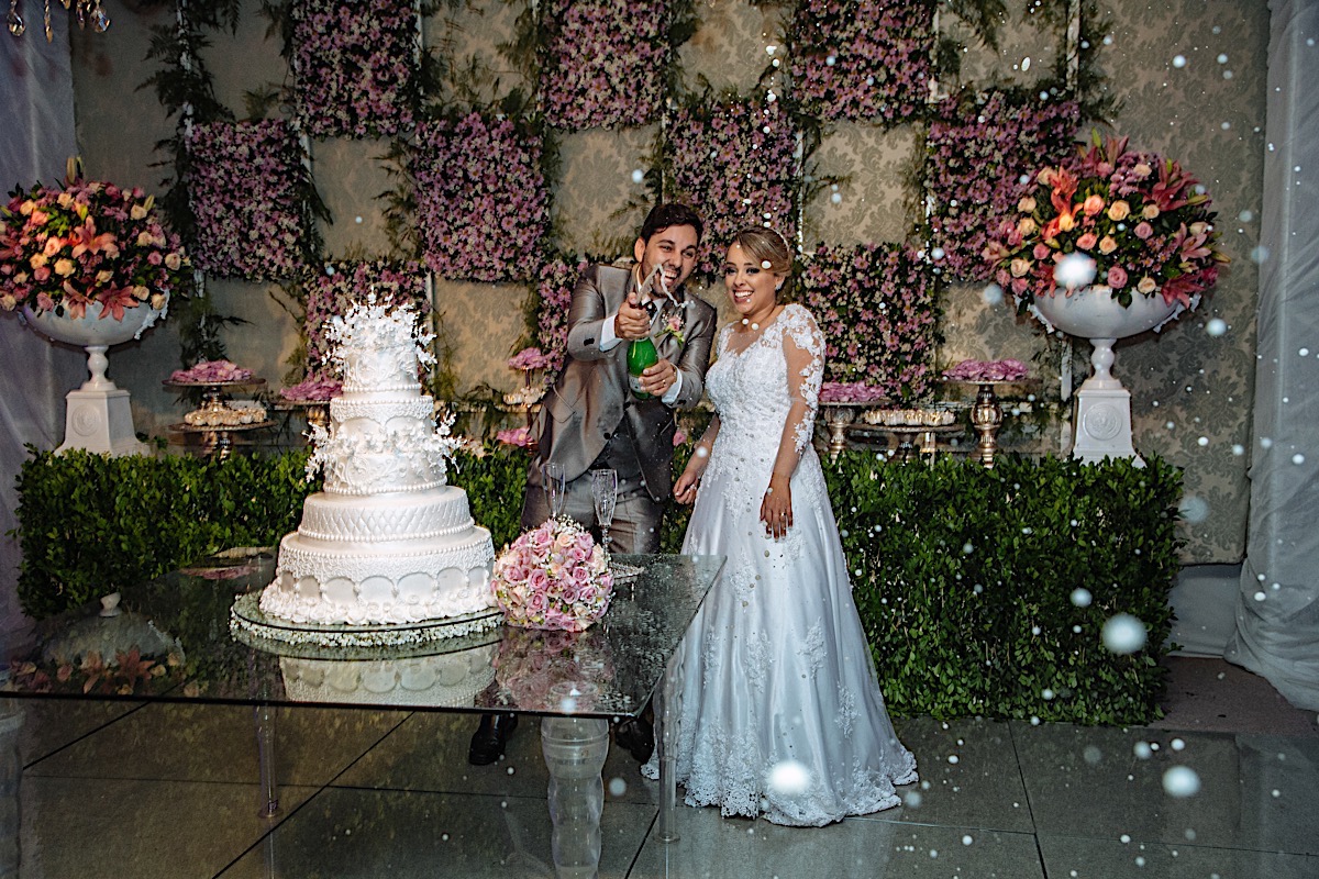 making off da noiva, noiva se arrumando, no quarto com as mães, no quarto com as irmãs , fotos do making of, fotos lindas de casamento noiva entrando no altar, festa de casamento, Samilla e Pipoca