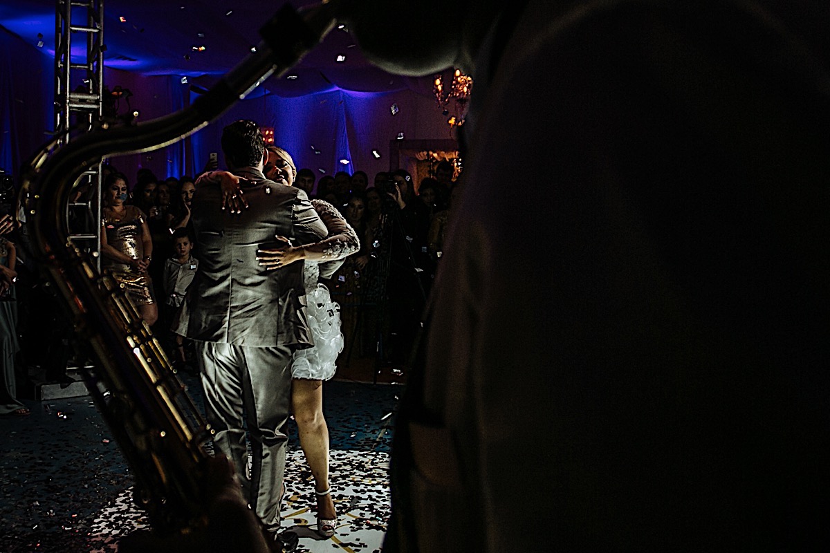 making off da noiva, noiva se arrumando, no quarto com as mães, no quarto com as irmãs , fotos do making of, fotos lindas de casamento noiva entrando no altar, festa de casamento, Samilla e Pipoca