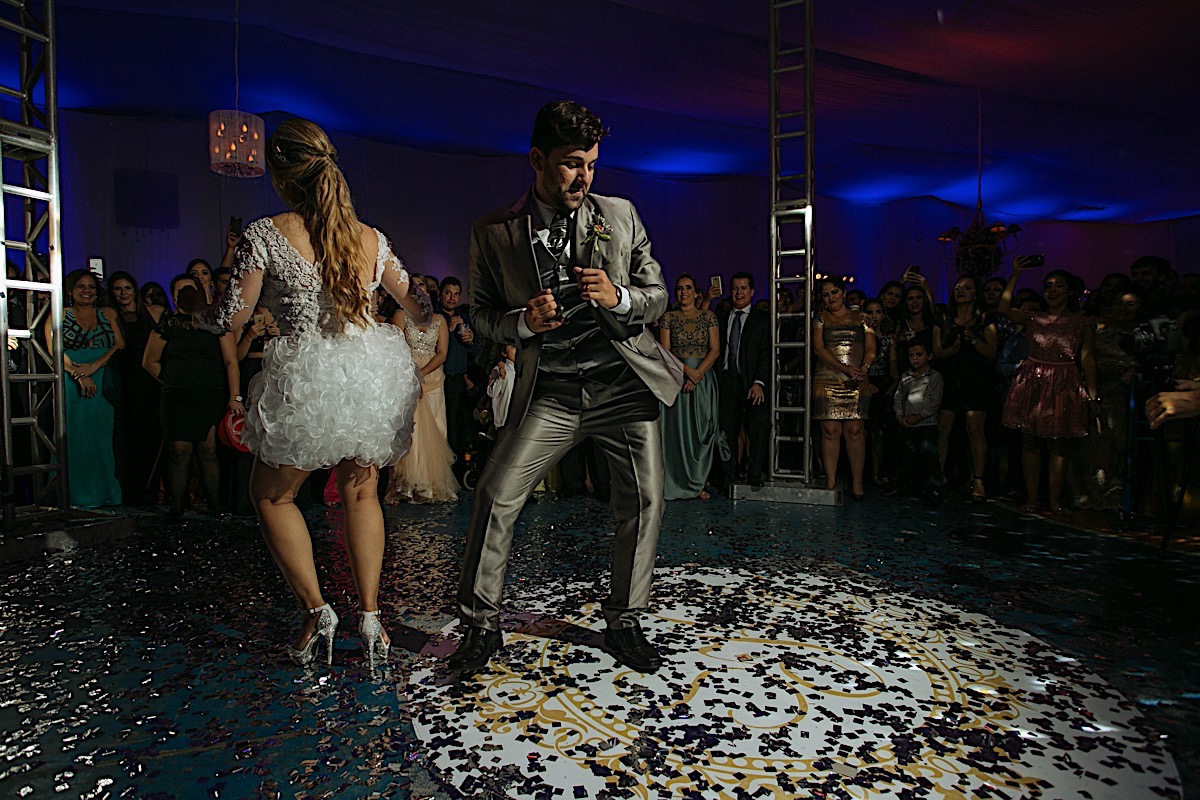 making off da noiva, noiva se arrumando, no quarto com as mães, no quarto com as irmãs , fotos do making of, fotos lindas de casamento noiva entrando no altar, festa de casamento, Samilla e Pipoca