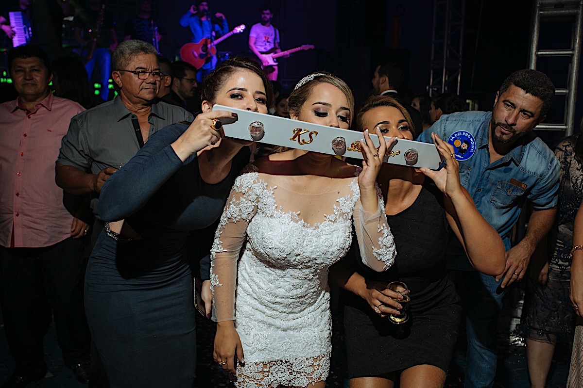 making off da noiva, noiva se arrumando, no quarto com as mães, no quarto com as irmãs , fotos do making of, fotos lindas de casamento noiva entrando no altar, festa de casamento, Samilla e Pipoca