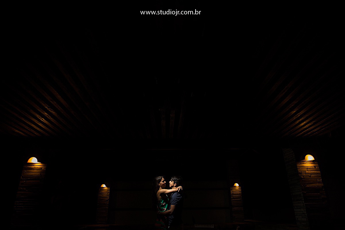 foto artistica, com efeito de luz no pre casamento de maria luiza e adiel  em porto de galinhas Pernambuco, fotografo de casamento , studiojr   jr photos