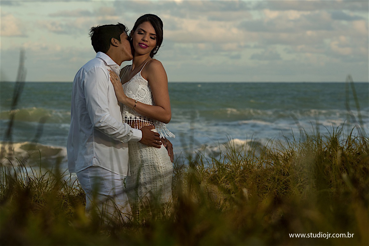 Fotos na praia , pre casamento em porto de galinhas, foto feita pela equipe do fotografo de casamentos studiojr..  atua em todo Pernambuco