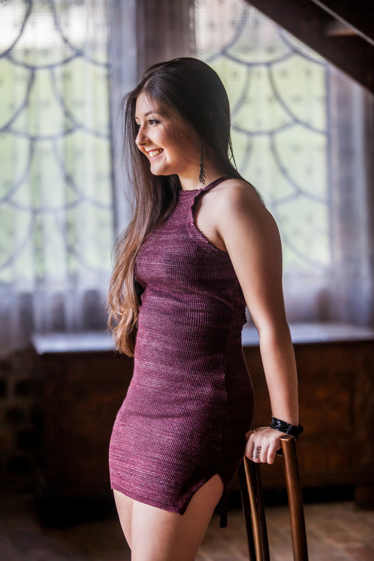 jovem de vestido na cor vinho