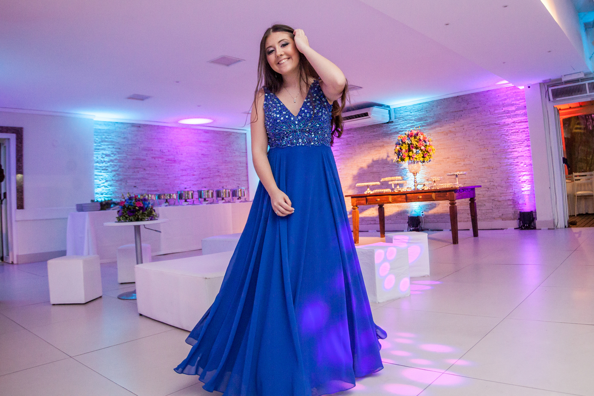 jovem em festa de 15 anos vestindo vestido azul
