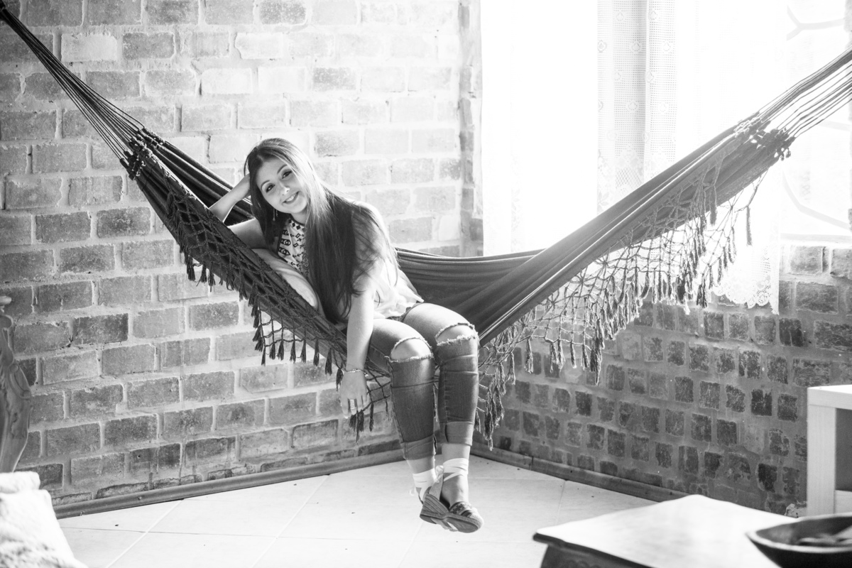 jovem sentada em rede em fotografia em preto e branco