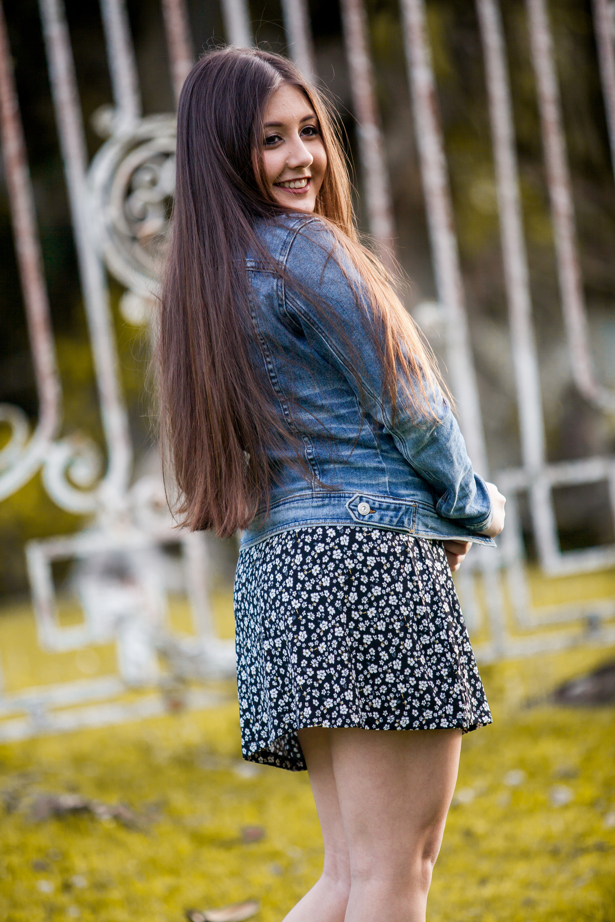 jovem de jaqueta jeans olhando para trás sobre o ombro