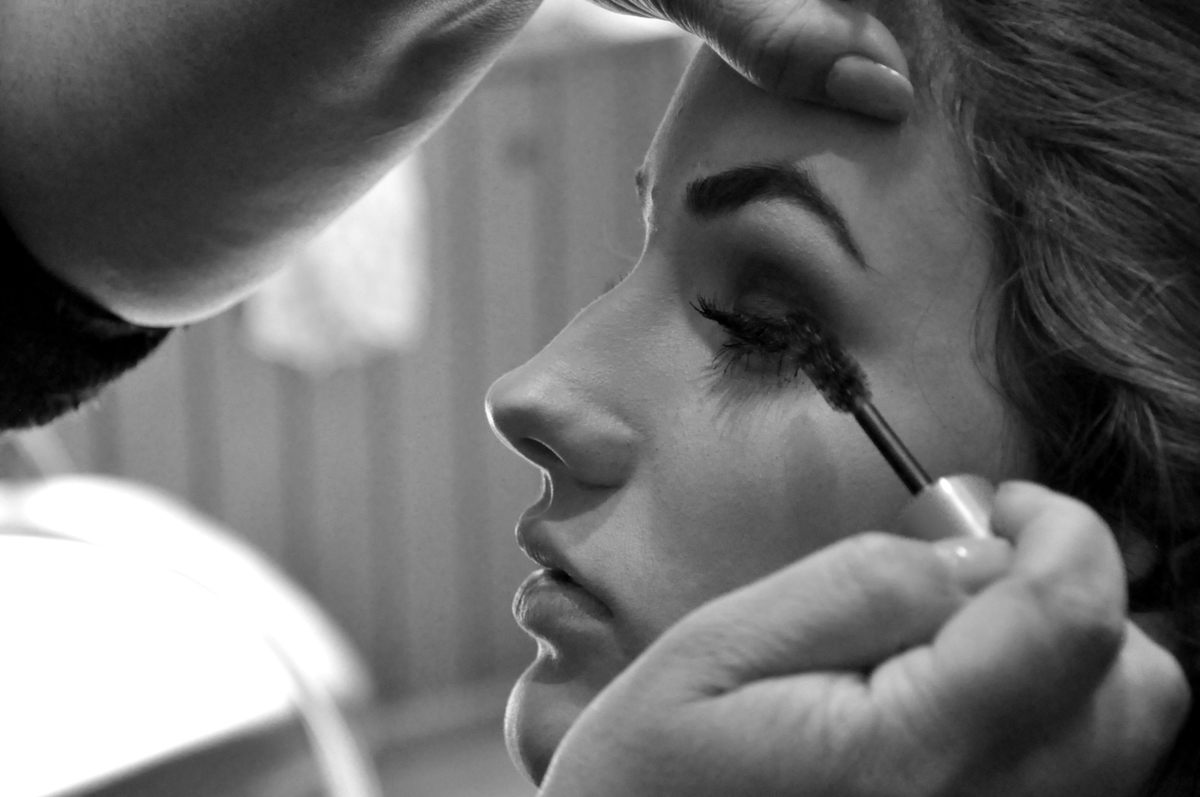 jovem sendo maquiada