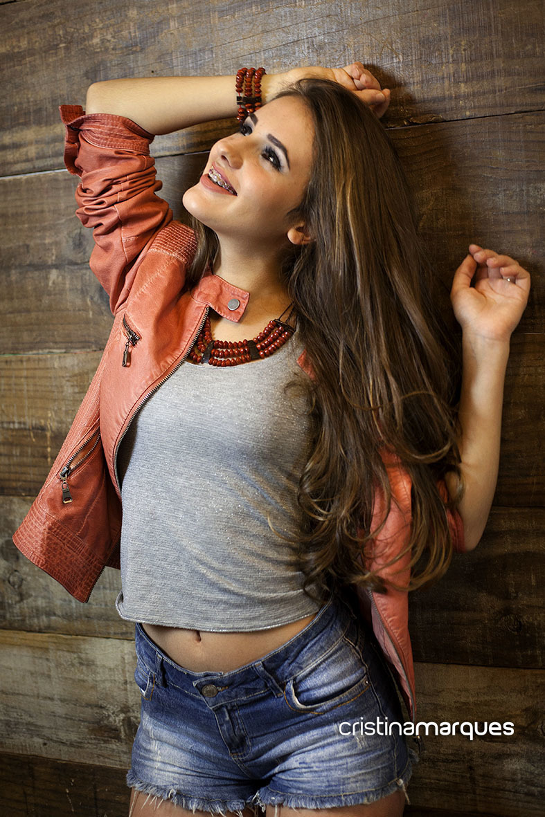 menina com jaqueta de couro