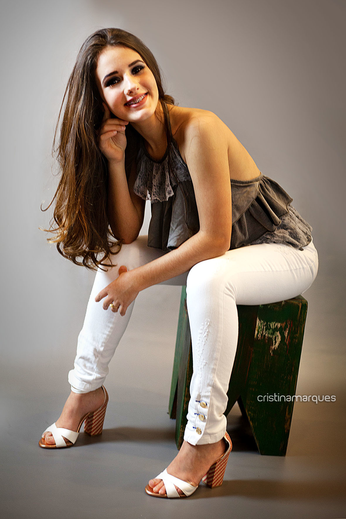 jovem sentada em banco de madeira