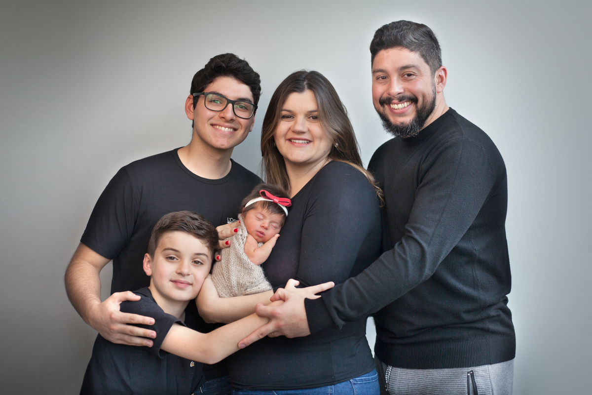 bebê no colo da família