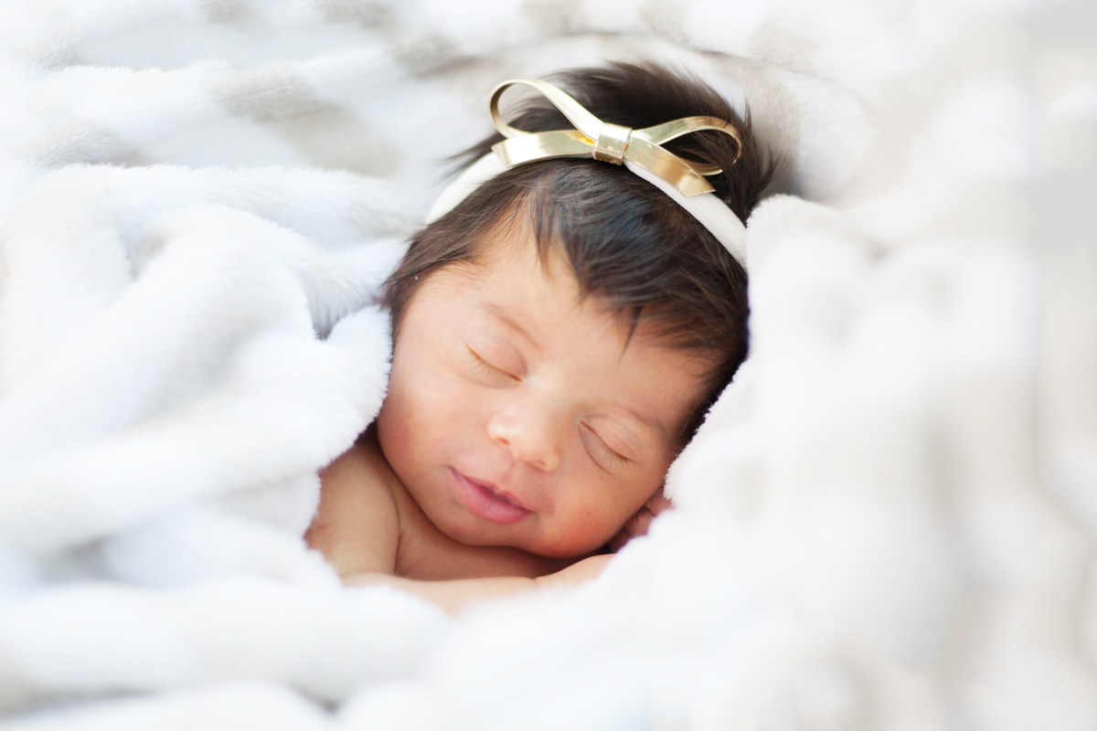 bebê deitada em cobertor fofinho