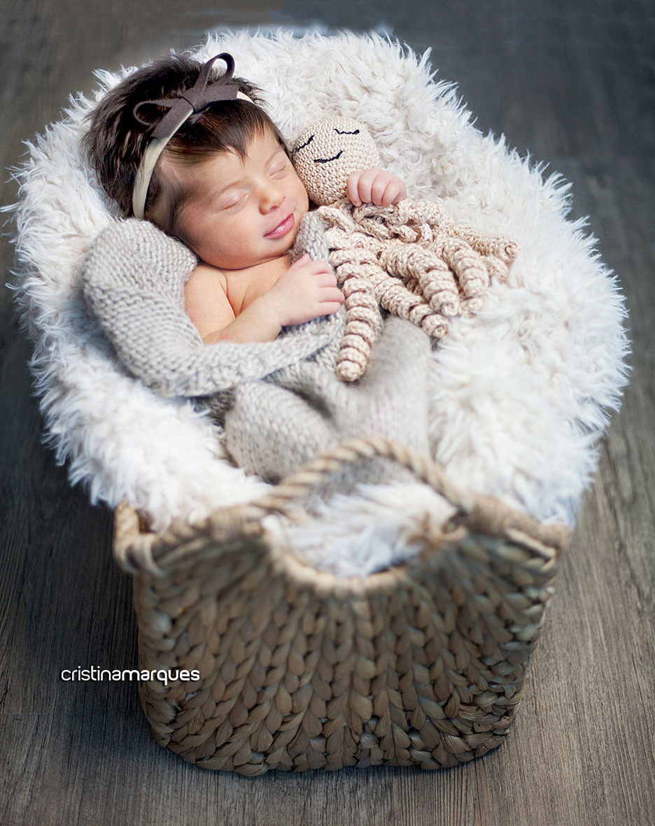 bebê segurando polvo amigurumi