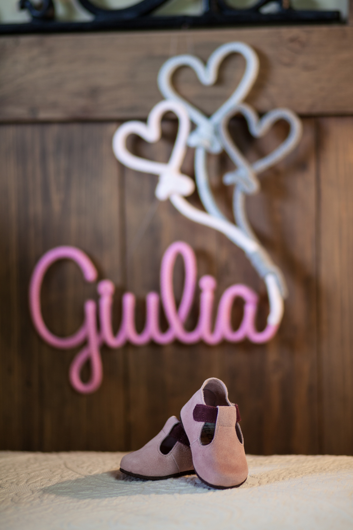 nome Giulia feito em móbile de arame forrado com tecido 