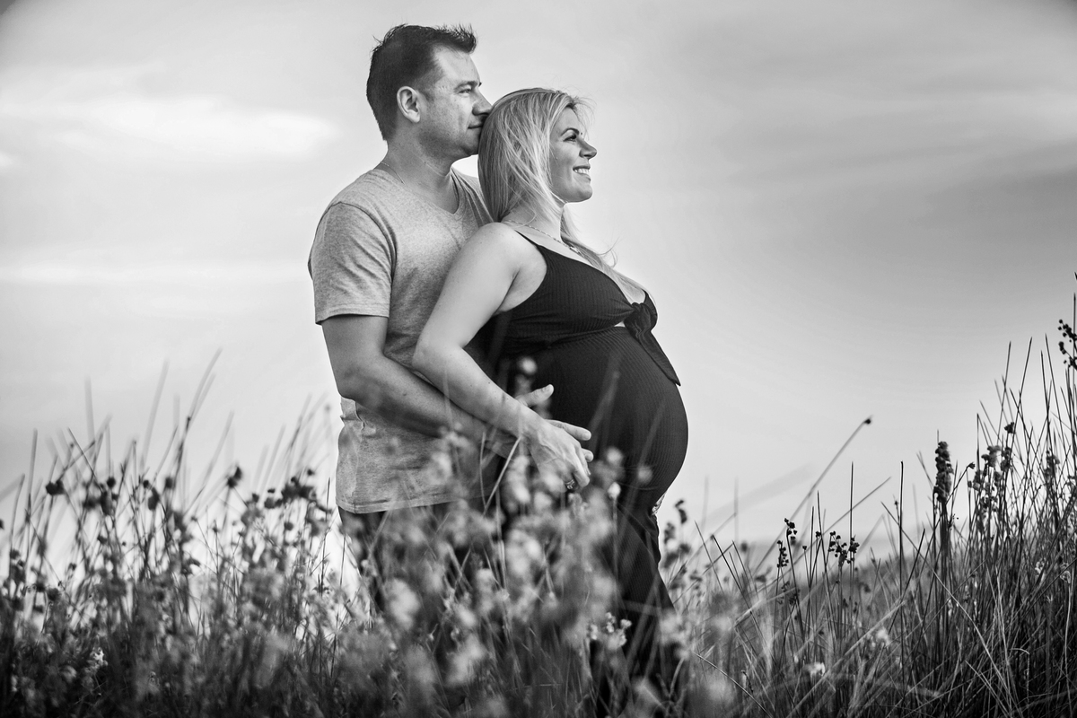 fotografia em preto e branco de gestante e seu marido