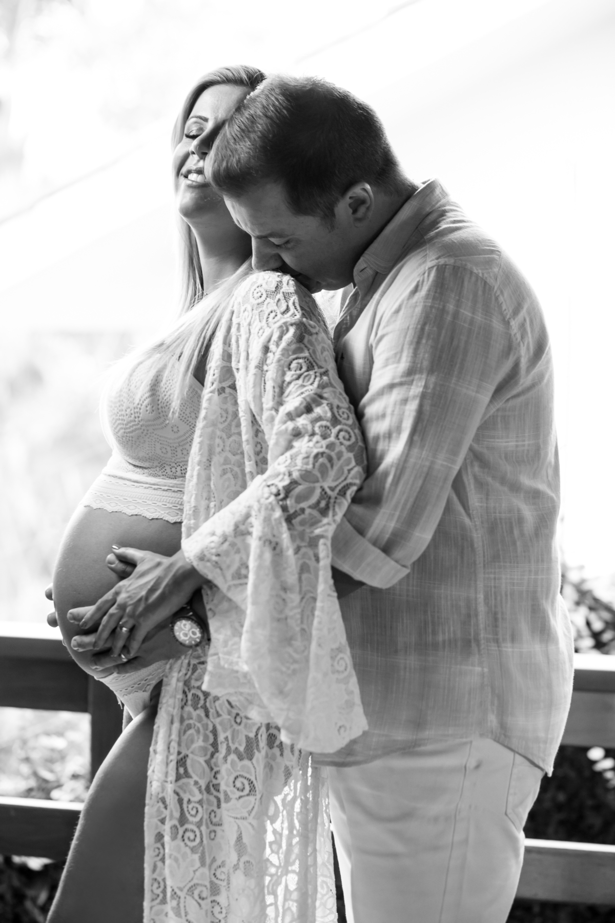 pai beijando o ombro da gestante 