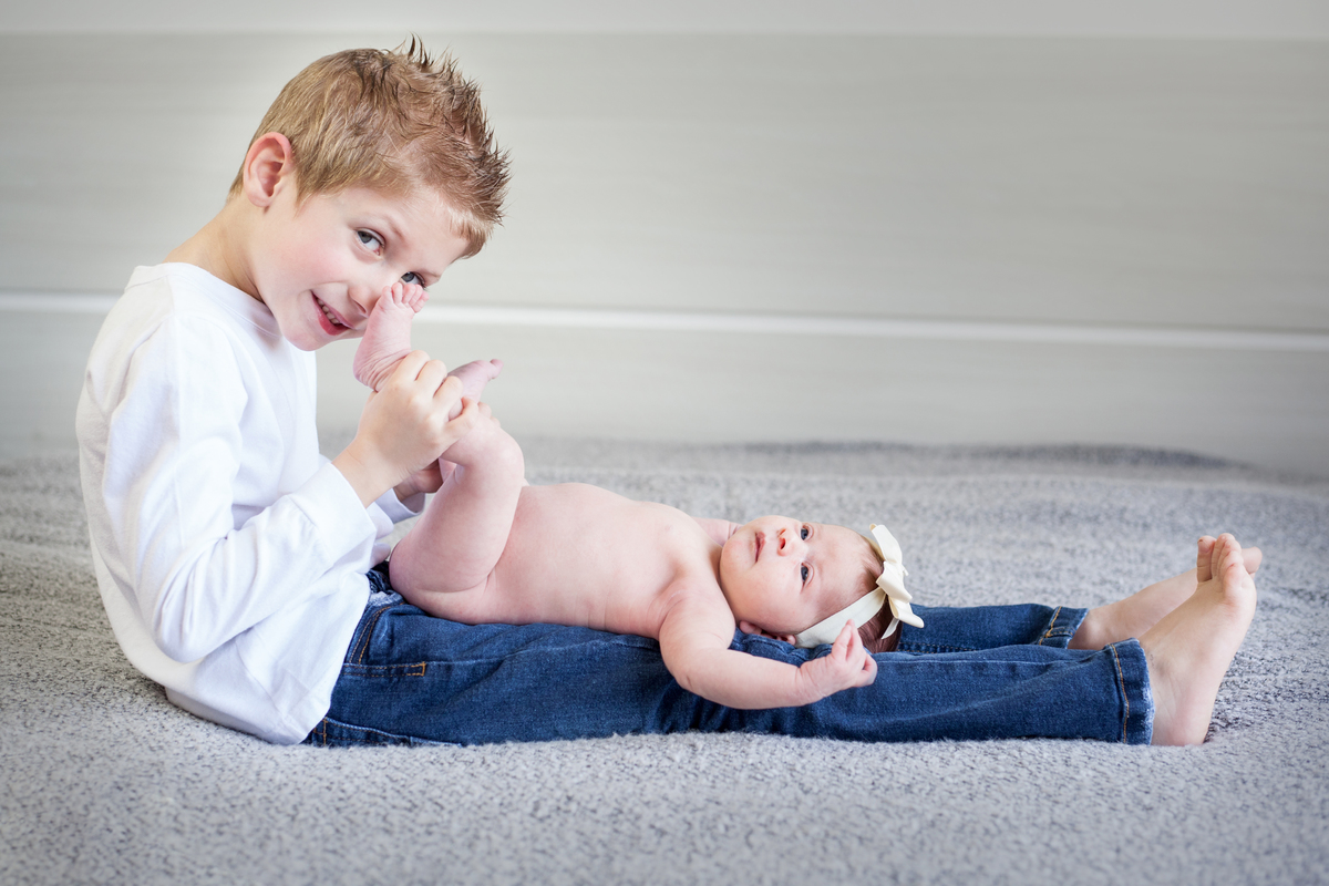 bebê menina no colo do mano
