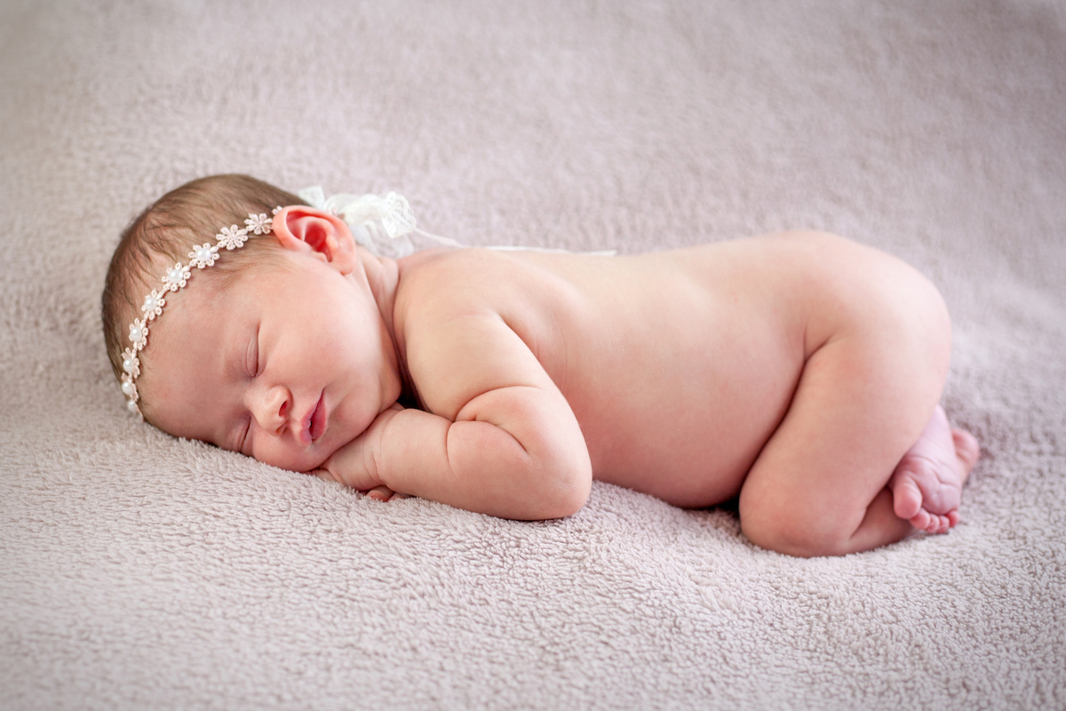 bebê de bruços no ensaio newborn
