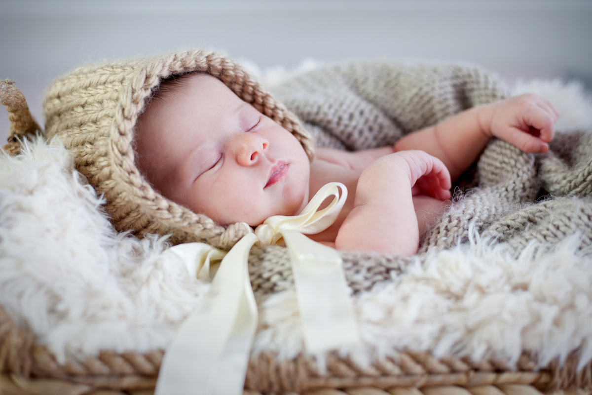 bebê com touca de tricot
