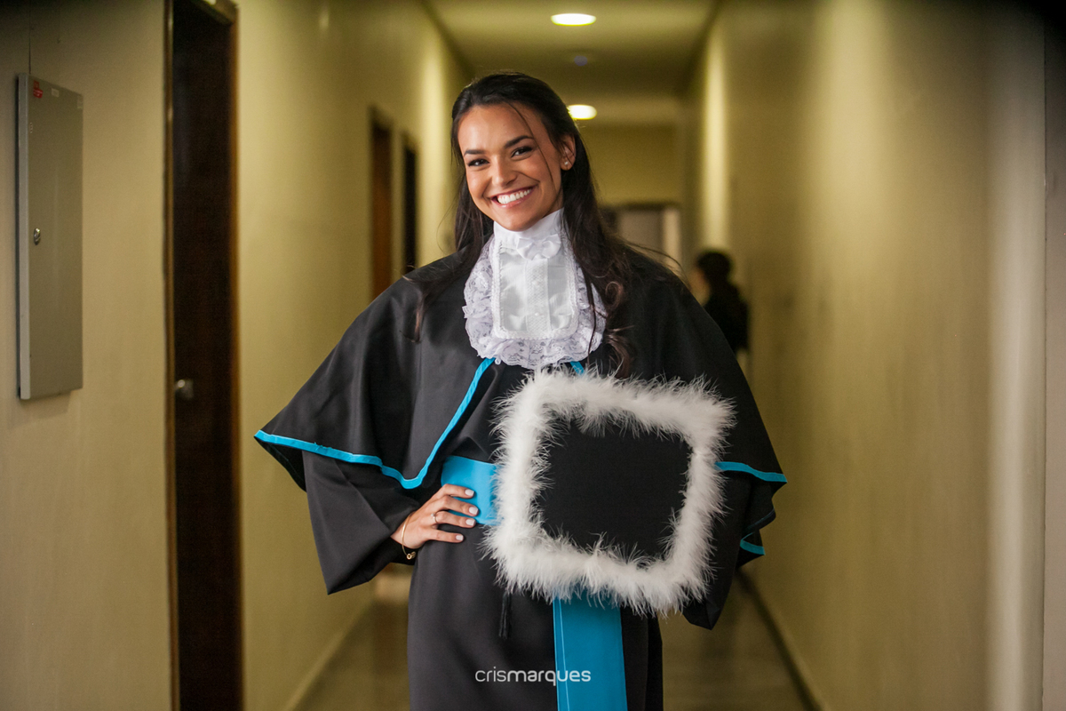 formanda de arquitetura no corredor da PUC RS