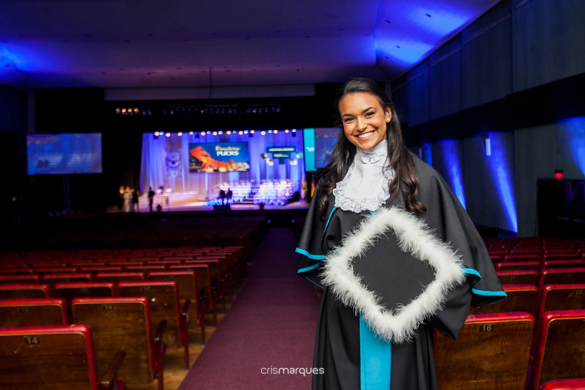 formanda de arquitetura minutos antes da colação de grau na PUC RS 