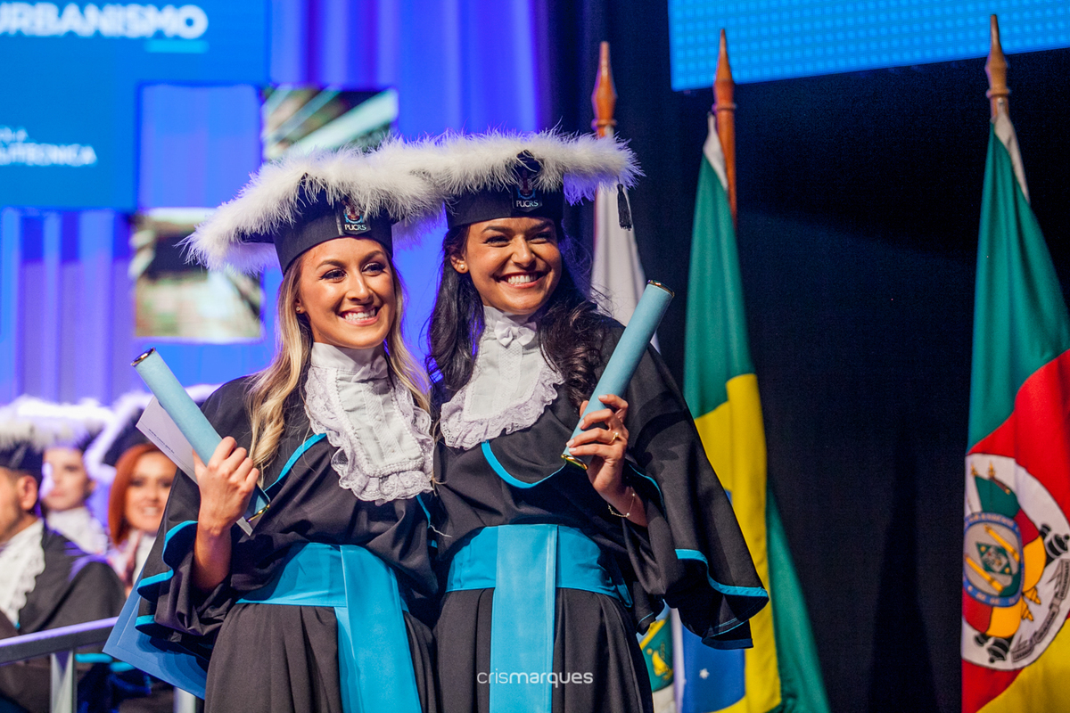 formanda de arquitetura posando para foto com a melhor amiga 