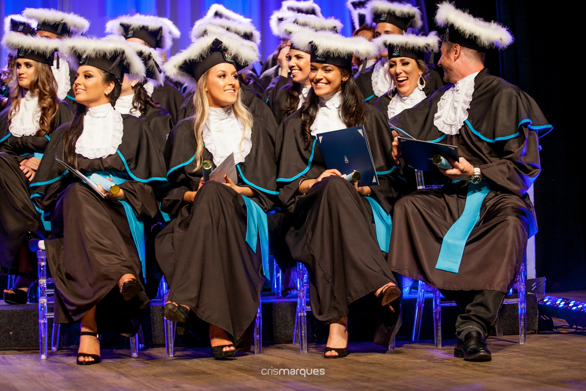 grupo de formandos sentados na PUC RS 