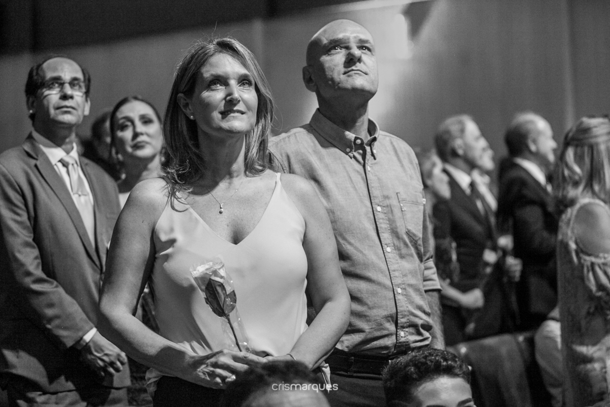 pais de pé sendo homenageados em formatura na PUC RS 