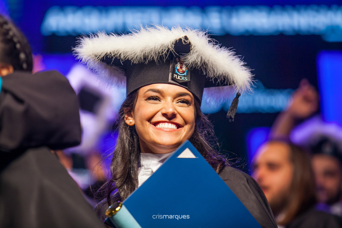 formanda de arquitetura sorrindo 