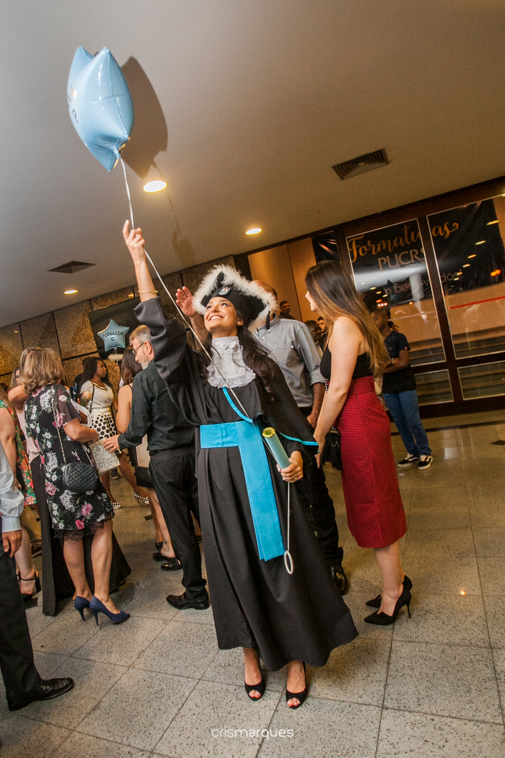 formanda de arquitetura segurando balão a gás
