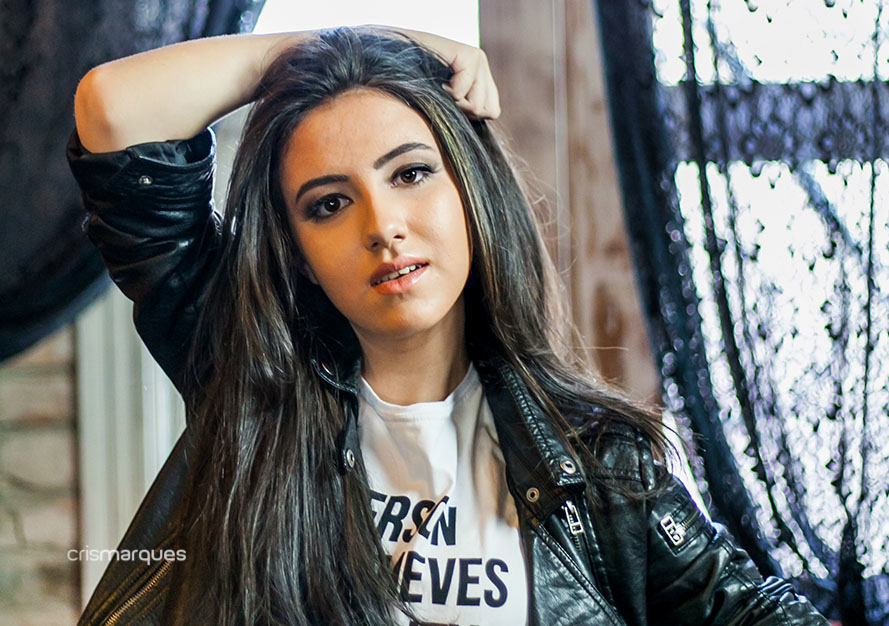 menina com jaqueta de couro preta