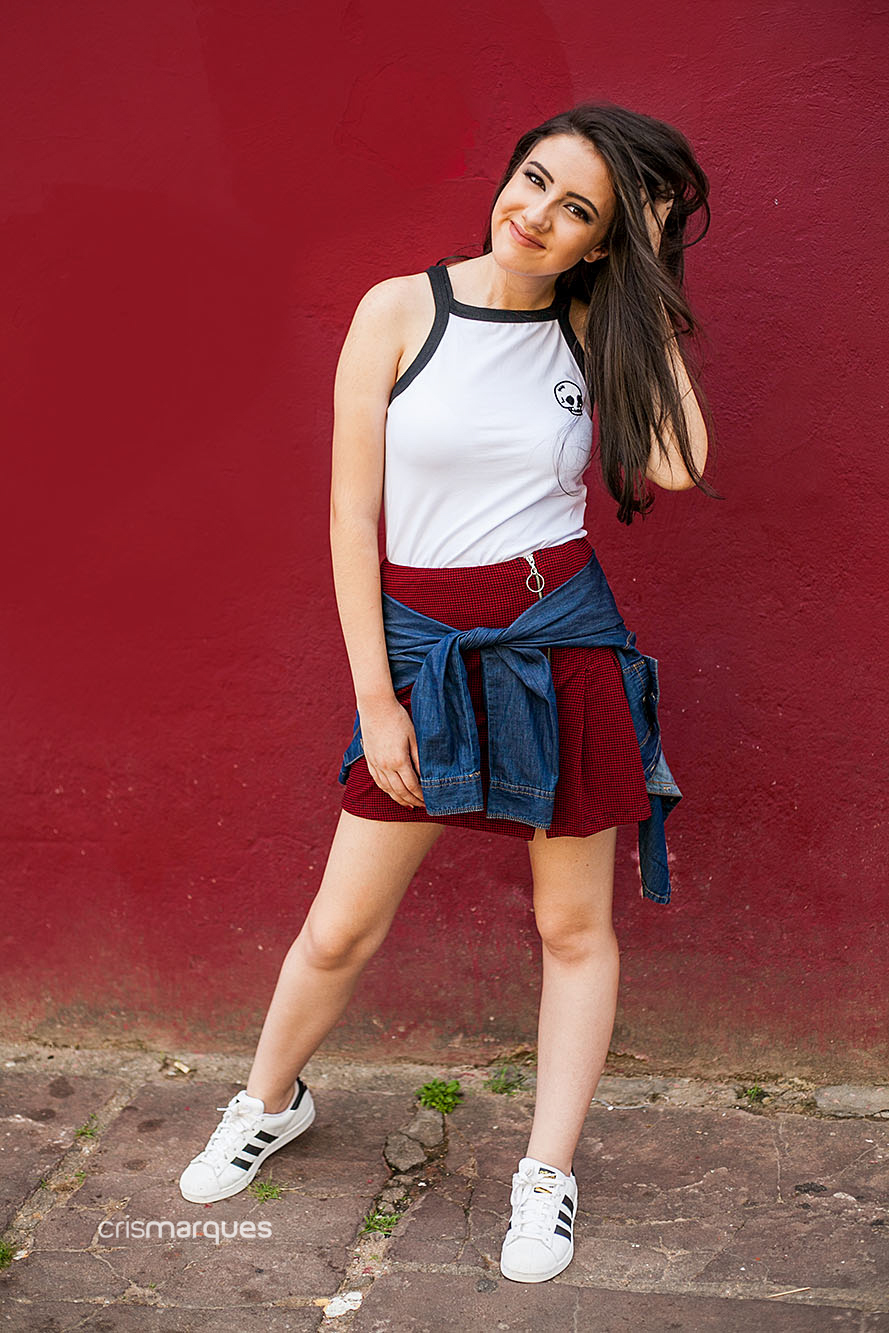 menina com camisa jeans amarrada na cintura 