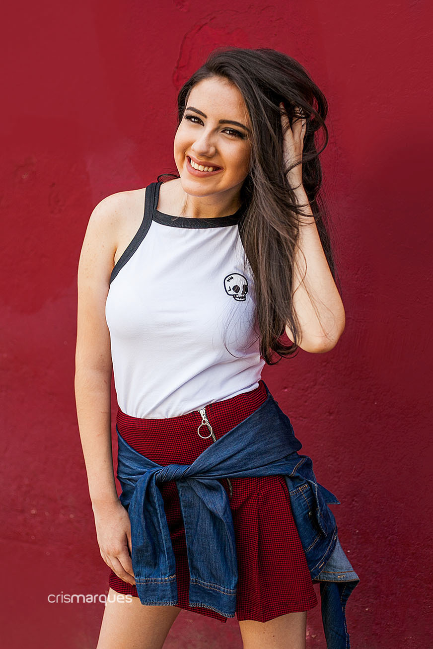 menina com mão no cabelo