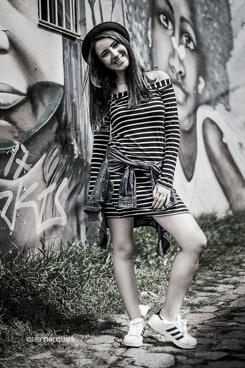 menina de vestido listrado