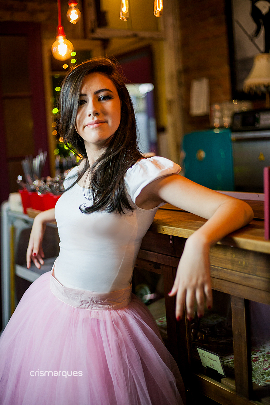 menina apoiada em balcão