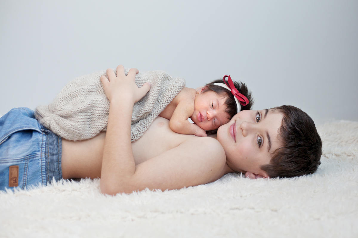 bebê menina no colo do mano
