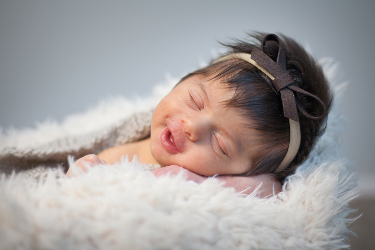 bebê sorrindo no ensaio newborn
