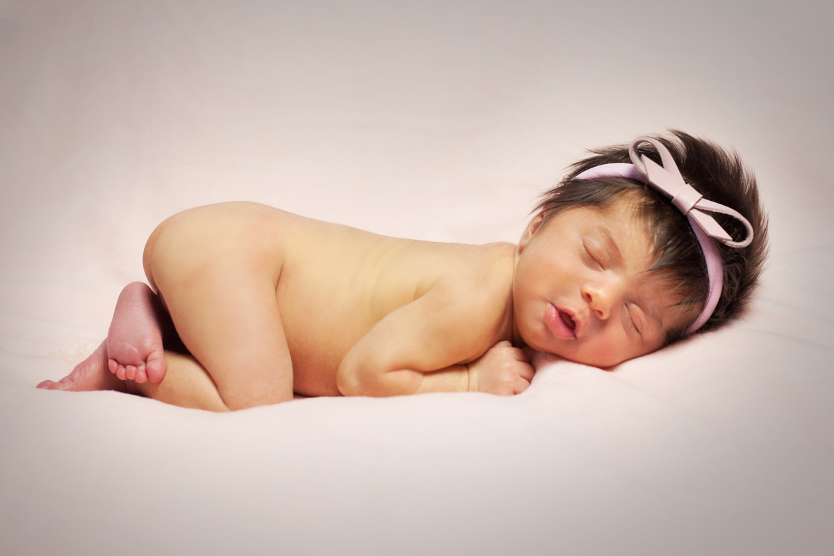 bebê recém-nascido de bruços
