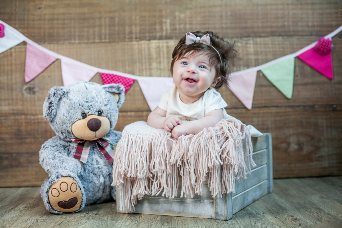 bebê na caixinha de madeira
