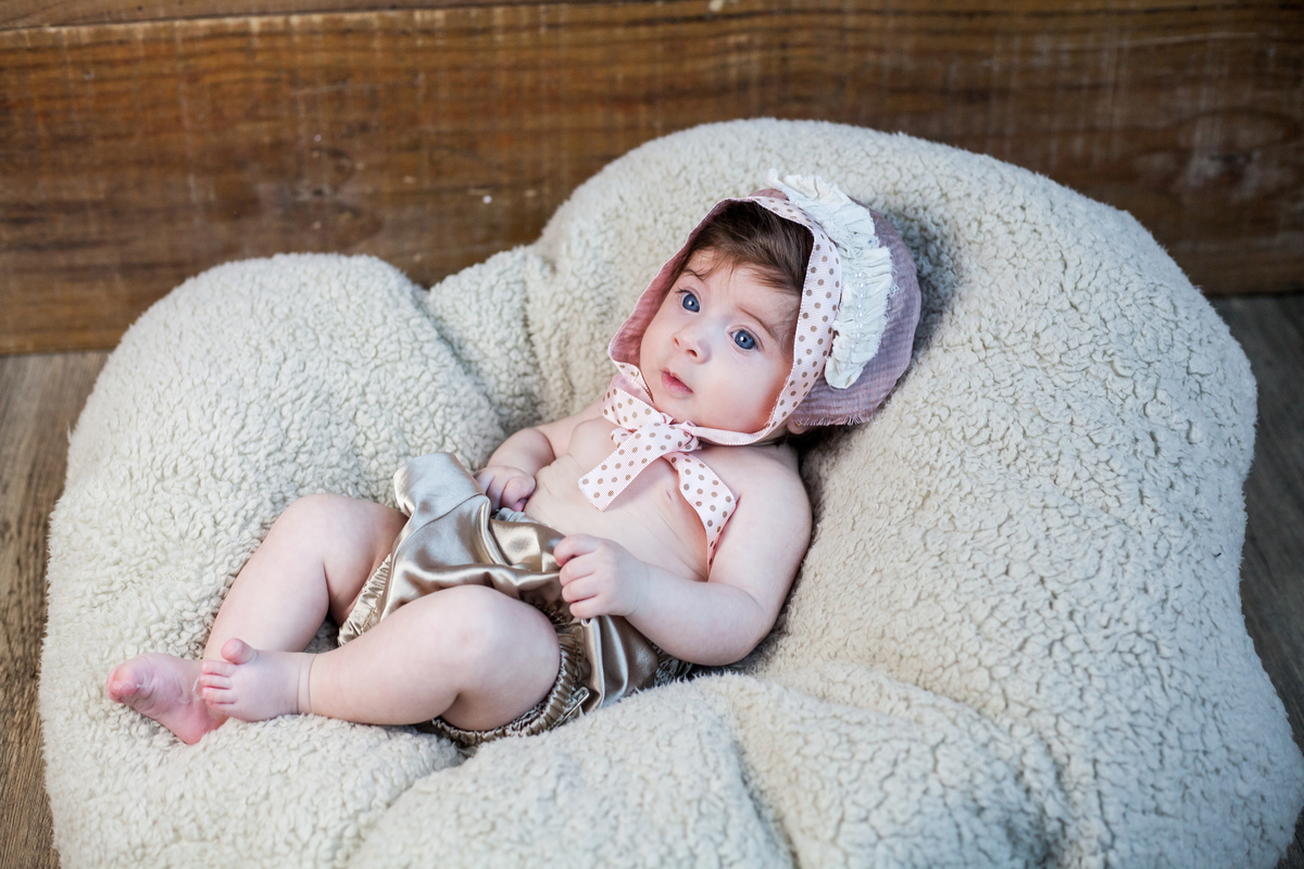 bebê com gorro rosa
