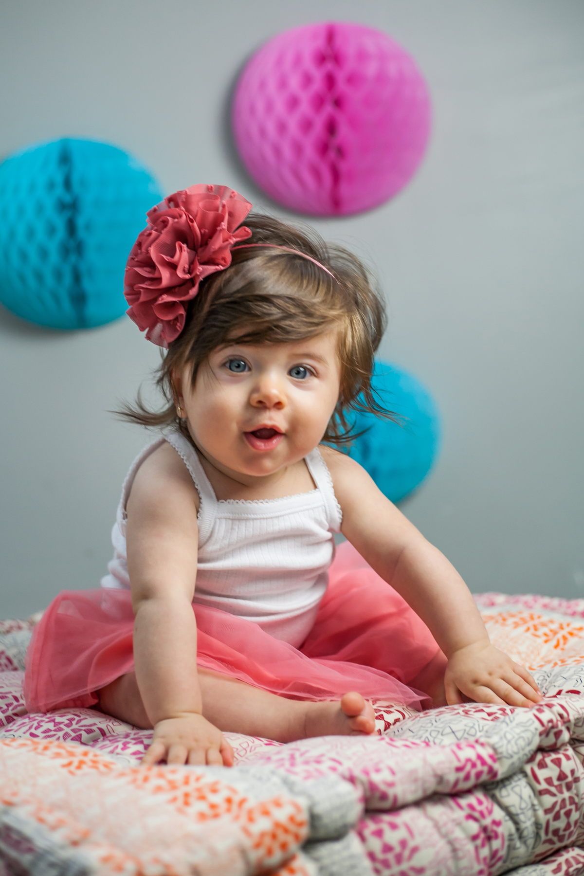 bebê com tiara colorida