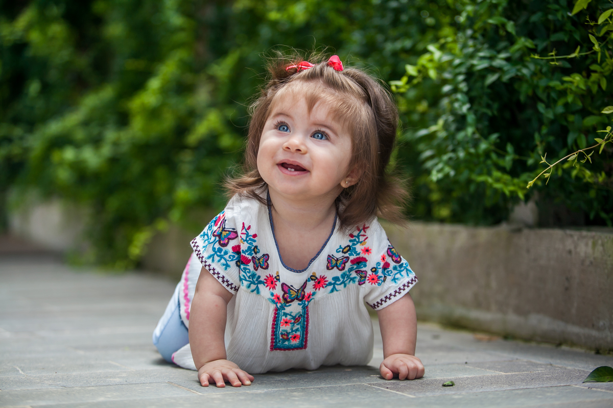 bebê engatinhando ao ar livre