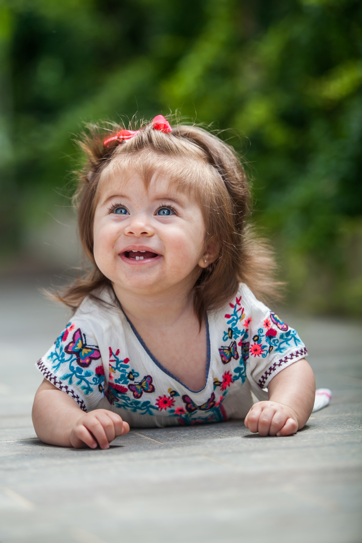 bebê de olhos azuis sorrindo