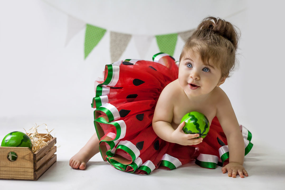bebê em cenário temático melancia