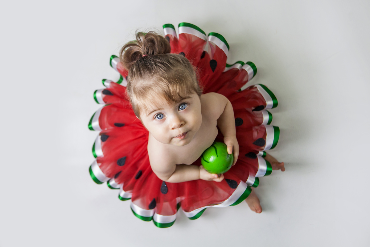 bebê com sai de tule vermelho melancia