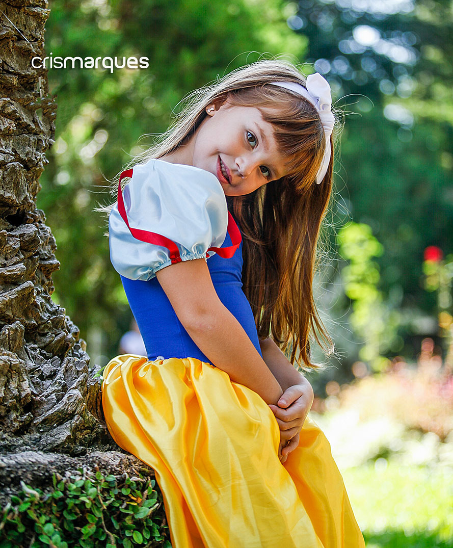 Menina vestida com fantasia de Branca de Neve