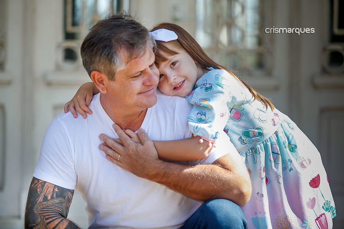 Bianca abraça o pai no Jardim do DMAE