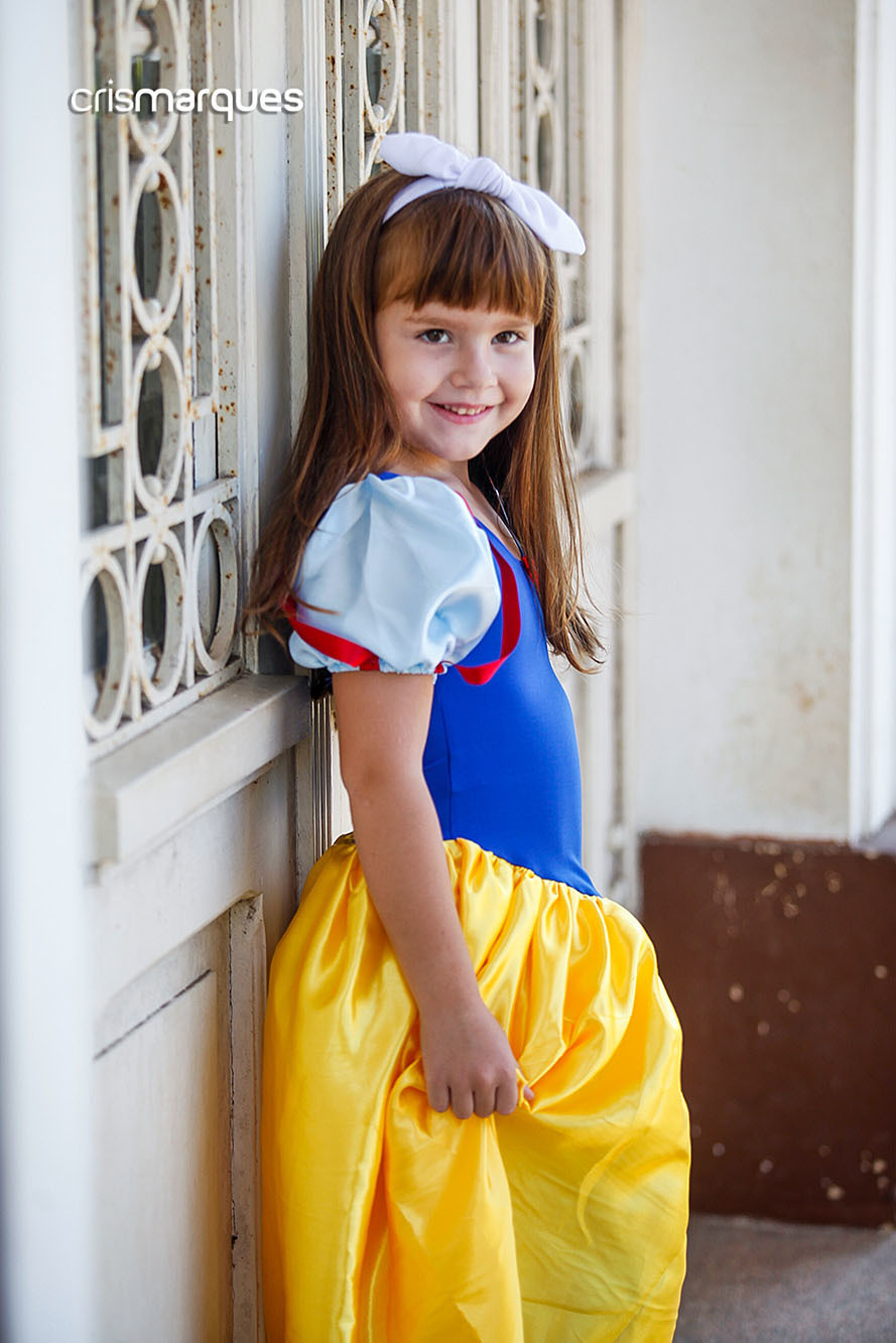Bianca posando para seu book infantil