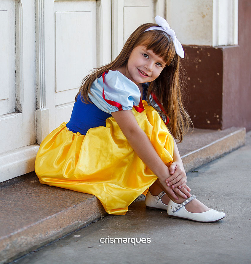 Menina vestida de Branca de Neve