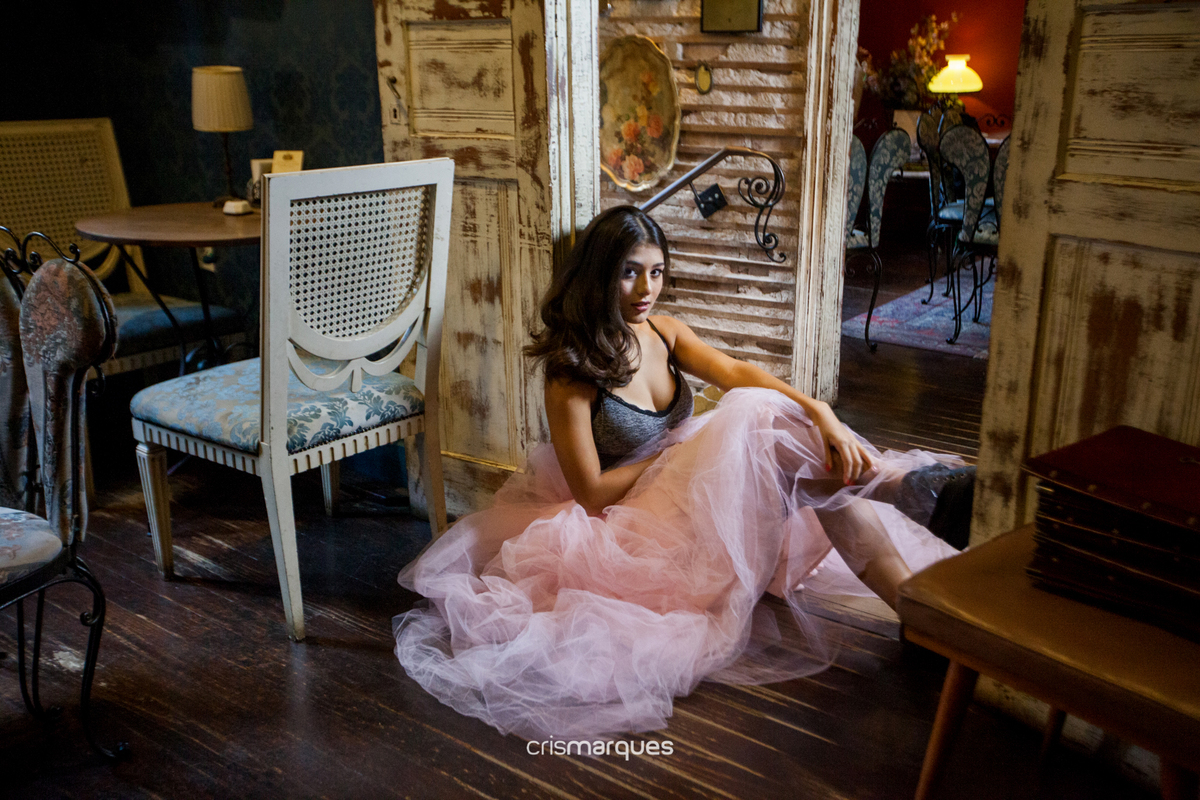 Menina sentada no chão em book 15 anos